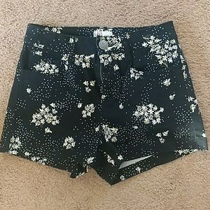 Shorts with white daisy print